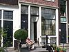 Pand met gevel onder klokvormige top met rollagen