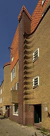 Amsterdam De Dageraad 013.JPG -  Complex van de woningbouwvereniging De Dageraad (1918-1923) in Amsterdam, architecten: Michel de Klerk en Piet Kramer 