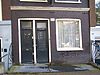 Pand met gevel onder rechte lijst met houten opzetstuk