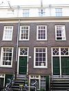 Pand met gevel onder rechte lijst met attiekverdieping