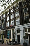Onderdeel van een drie huizen omvattend pand met lisenengevel onder rechte lijst en vensterfrontons