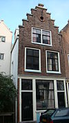Pand met vlakke trapgevel