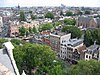WLM - Minke Wagenaar - De Westertoren (13) - Uitzicht vanaf de trans van de toren naar het zuidoosten, met zicht op de Raadhuisstraat en de Keizersgracht. Op de voorgrond de Westermarkt. Beklimming van de Westertoren op donderdag 5 augustus 2010. 