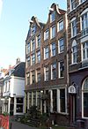 Pand met gevel, onder klokvormige rollagentop