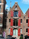 Laag pakhuis met puntgevel