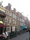 Verdiepingloos huisje met latere gevel onder klokvormige top met rollagen