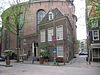 WLM - Minke Wagenaar - Renaissance Amsterdam Hotel 020 - Staande op de Stromarkt met links de Sonesta koepelkerk en rechts de Jeroenensteeg. Rijksmonument 2207, Kattengat 2 Nieuwe Lutherse kerk. Ronde koepelkerk in classicistische vormen met tegen de achterste helft aangebouwde 