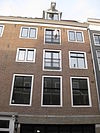 Huis onder dwars dak waarin dakkapel