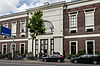 Artis Hoofdgebouw2 -  Artis, Amsterdam. Het oude Hoofdgebouw (1851), in laat-classicistische trant, met doristisch aandoend halvemaanvenster en gietijzeren ornament in de deuren in de middenrisaliet. 