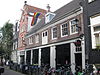 Koetshuis met gevel onder rechte lijst