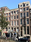 Pand met gevel onder verhoogde gesneden lijst