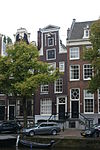Pand met gevel waarin een festoen