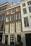 Pand met gevel onder rechte lijst met houten opzetstukje