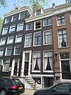 Huis onderdeel van oud huizenblok met doorlopend dwars dak