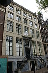 Dubbel huis met zandstenen gevel onder rechte lijst met consoles
