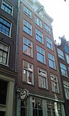 Zeedijk 6, Amsterdam -  Huis met 18e-eeuwse gevel waarvan de klokvormige top is verdwenen en vervangen door een provisorische houten bekroning 