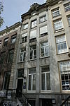 Zandstenen gevel onder verhoogde lijst met attiek