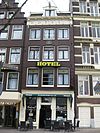 Huis met gevel onder rechte lijst met triglyfen en consoles