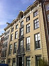 Amsterdam - Nieuwe Herengracht 143 -  Amsterdam - Nieuwe Herengracht 143-151. Gekraakt in 1980 na anderhalf jaar leegstand. Begin jaren tachtig van de 20e eeuw aangekocht door de gemeente Amsterdam om te verbouwen tot jongerenhuisvesting met 20 zelfstandige HAT-eenheden. Dit kwam in overleg met de bewoners gereed in 1985-1986. Tegenwoordig verhuurd door woningcorporatie Ymere. 