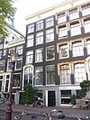 Oorspronkelijk beneden- en bovenhuis met gevel onder rechte lijst