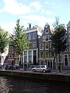 Pand met zeer gave gevel onder rechte lijst