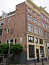 Hoekhuis met gevel onder rechte lijst