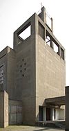 Amsterdam Bos en Lommer Sint Josephkerk 003.JPG -  De Sint-Josephkerk aan de Erik de Roodestraat in Amsterdam Bos en Lommer is gebouwd in 1950 tot 1952 door de architecten G.H.M. Holt en K.P. Tholens. Het gebouw werd als kerk gebruikt tot 1990. Thans is het in gebruik als klimhal. Na voordracht in 2007 via de lijst van rijksmonumenten uit de periode 1940-1958, opgesteld door Ronald Plasterk, werd de Sint-Josephkerk erkend als rijksmonument. 