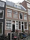 Smal huisje onder dwars dak