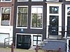 Huis met gevel onder rechte lijst met dakkapel