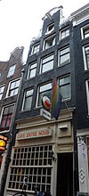 Pand met halsgevel