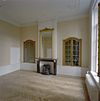 Interieur van de linker achterkamer op de bel-etage met schouw - Amsterdam - 20329318 - RCE -  Schouw: Interieur van de linker achterkamer op de bel-etage met schouw 