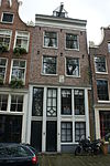 Huis met gevel waarvan de pui en deuren