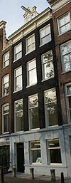 Pand met gevel onder rechte lijst