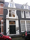 WLM - Minke Wagenaar - IMG 0011 - Kerkstraat 310 te Amsterdam Rijksmonument 2934 Huis met ingang aan de straat, doch verder slechts een negen vensters brede achtervleugel (XVIIIc); gesneden ingangspartij en dakkapel aan de straatzijde, achtervleugel onder hoog schilddak, met stoep, gesneden deuromlijsting en gesneden dakkapellen. Voormalige vestiging van Abma, Dirks & Partners architecten, in het begin van de twintigste eeuw hoogstwaarschijnlijk bureau van de architect Eduard Cuypers. Foto uit 1904-1905 toont de achterzijde…