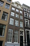 Pand met gevel onder gesneden verhoogde lijst
