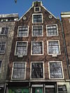 Wittenburgergracht 143, Amsterdam -  Building with gable in sandstone bands with knobs  Pand met puntgevel onder zandstenen banden met knobbels 