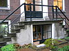 WLM - Minke Wagenaar - IMG 0003 - Kerkstraat 310 te Amsterdam Rijksmonument 2934 Huis met ingang aan de straat, doch verder slechts een negen vensters brede achtervleugel (XVIIIc); gesneden ingangspartij en dakkapel aan de straatzijde, achtervleugel onder hoog schilddak, met stoep, gesneden deuromlijsting en gesneden dakkapellen. Voormalige vestiging van Abma, Dirks & Partners architecten, in het begin van de twintigste eeuw hoogstwaarschijnlijk bureau van de architect Eduard Cuypers. Foto uit 1904-1905 toont de achterzijde…