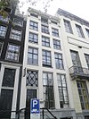 Prins Hendrikkade 143, Amsterdam -  Building with sandstone facade under straight cornice  Pand met zandstenen gevel onder rechte lijst met consoles 
