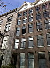 Pand met gevel onder verhoogde gesneden lijst met kuif