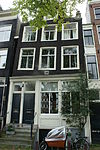 Pand met ingezwenkte halsgevel met vazen op de krullen