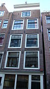 Huis waarvan de insteek in de gevel boven de toen zeer gereduceerde houten pui is getrokken