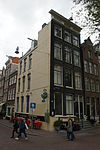Hoekhuis met gevel onder rechte lijst