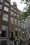 Pand met klokgevel met deurpartij