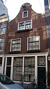 Pand met gevel met ontlastingsbogen boven de vensters