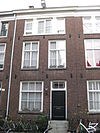 Pand met gevel onder rechte lijst met doristisch drielicht op de 2e verdieping