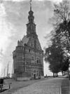 Zicht op de Hoofdtoren met traptoren en houten torentje op het dak, stadszijde - Hoorn - 20115547 - RCE -  Hoofdtoren: Zicht op de Hoofdtoren met traptoren en houten torentje op het dak, stadszijde 