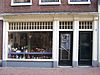 Huis, wegens de 18e-eeuwse aanzetkrullen van de klokvormige top