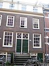 Pand met gevel onder rechte lijst met attiekverdieping