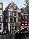 Hoekhuis met gevel onder rechte lijst