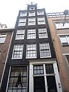 Pand met halsgevel met deuromlijsting